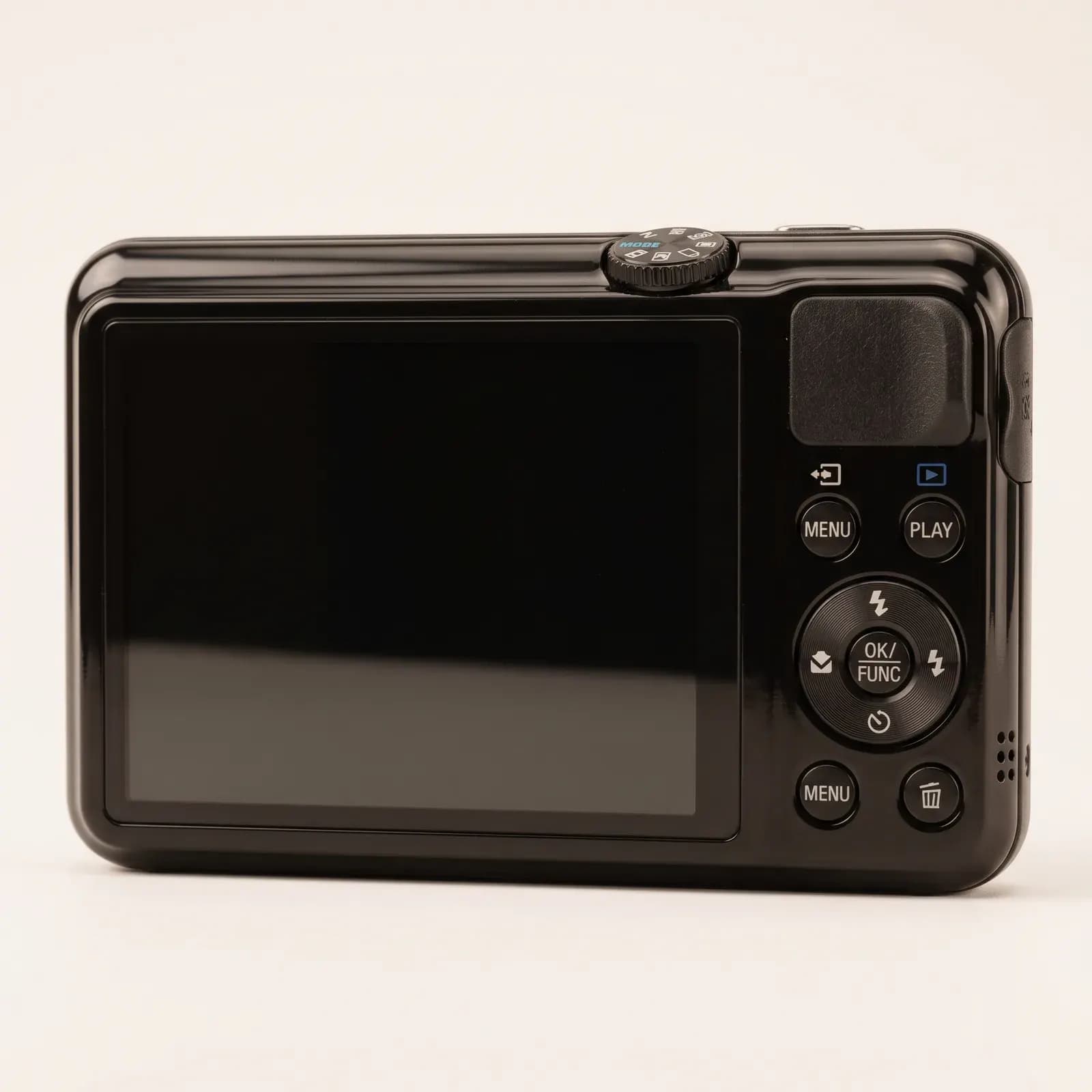 Dorso de la camara con la pantalla grande y la rueda de control