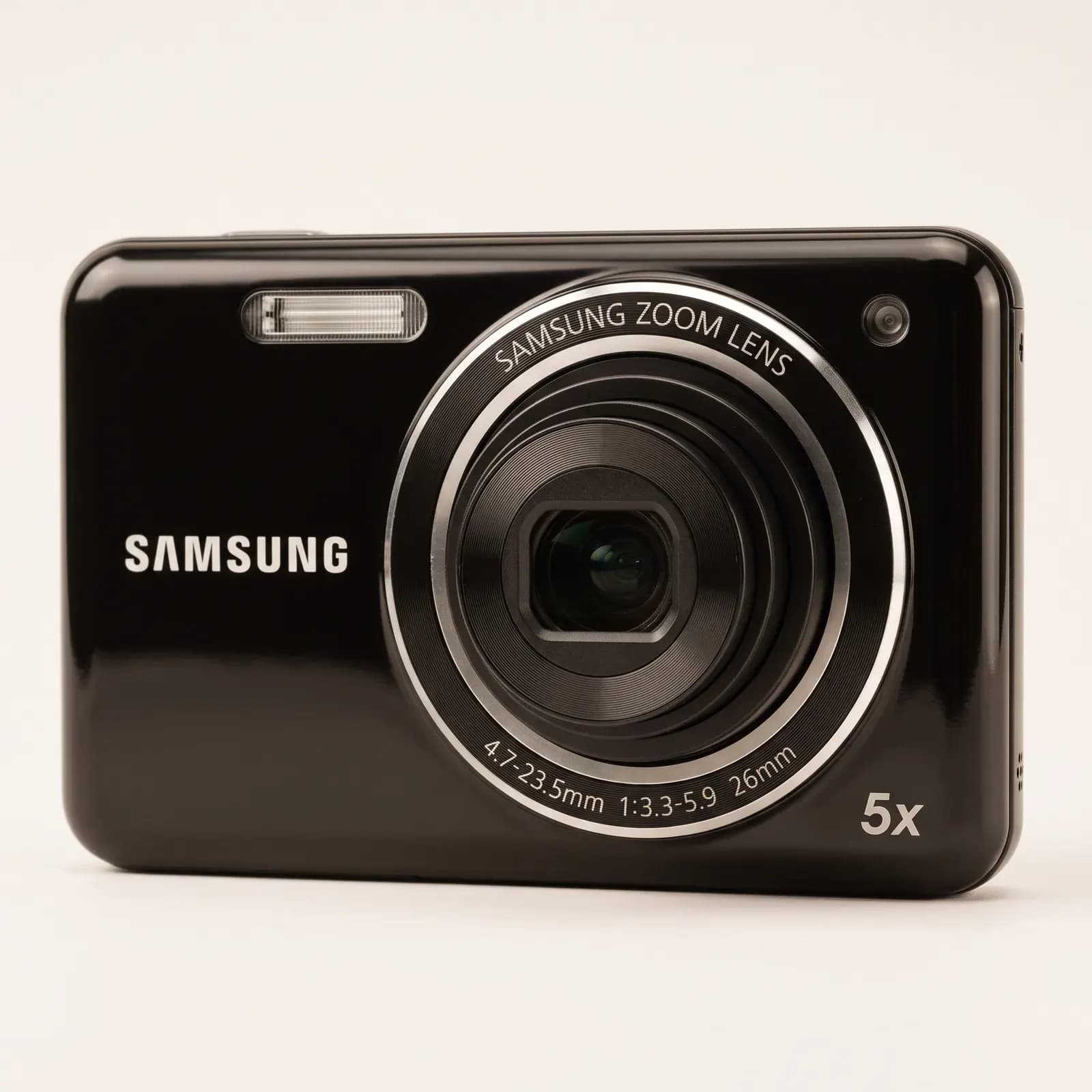 La compacta Samsung negra de frente, con el lente extendido
