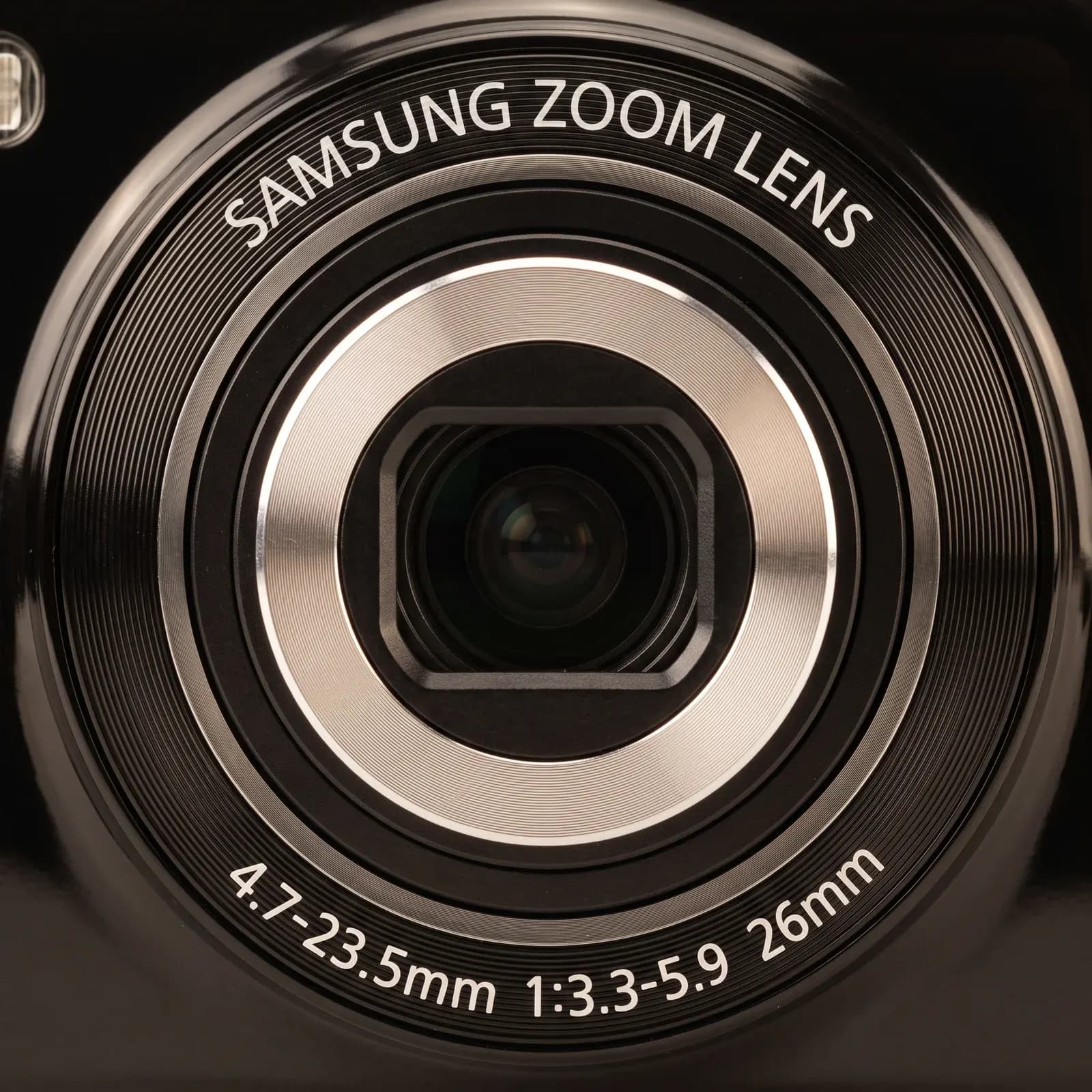 Detalle del aro del lente: Samsung Zoom Lens, 4,7-23,5 mm 1:3,3-5,9, 26 mm