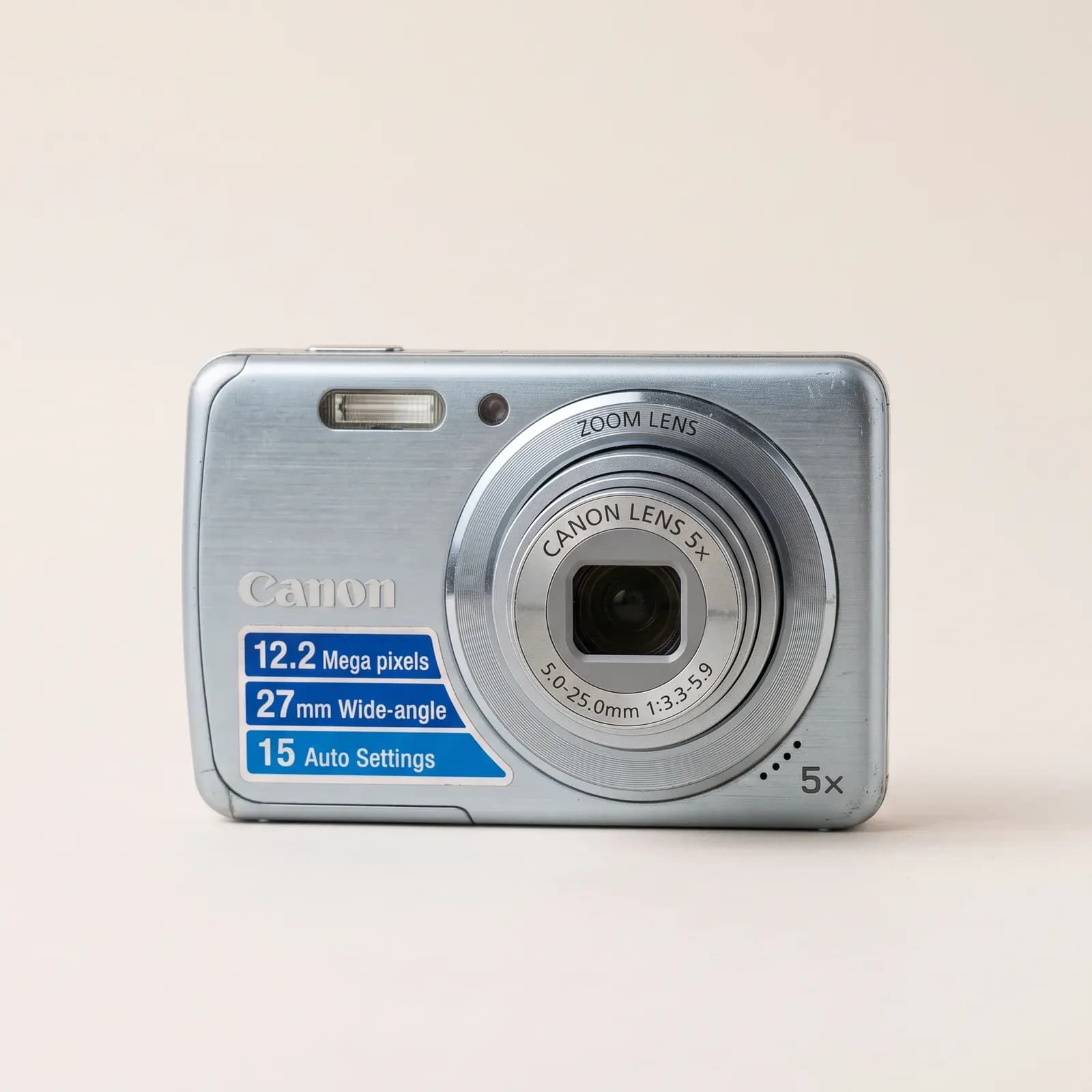 La misma camara desde el otro lado, mostrando el flash y el visor