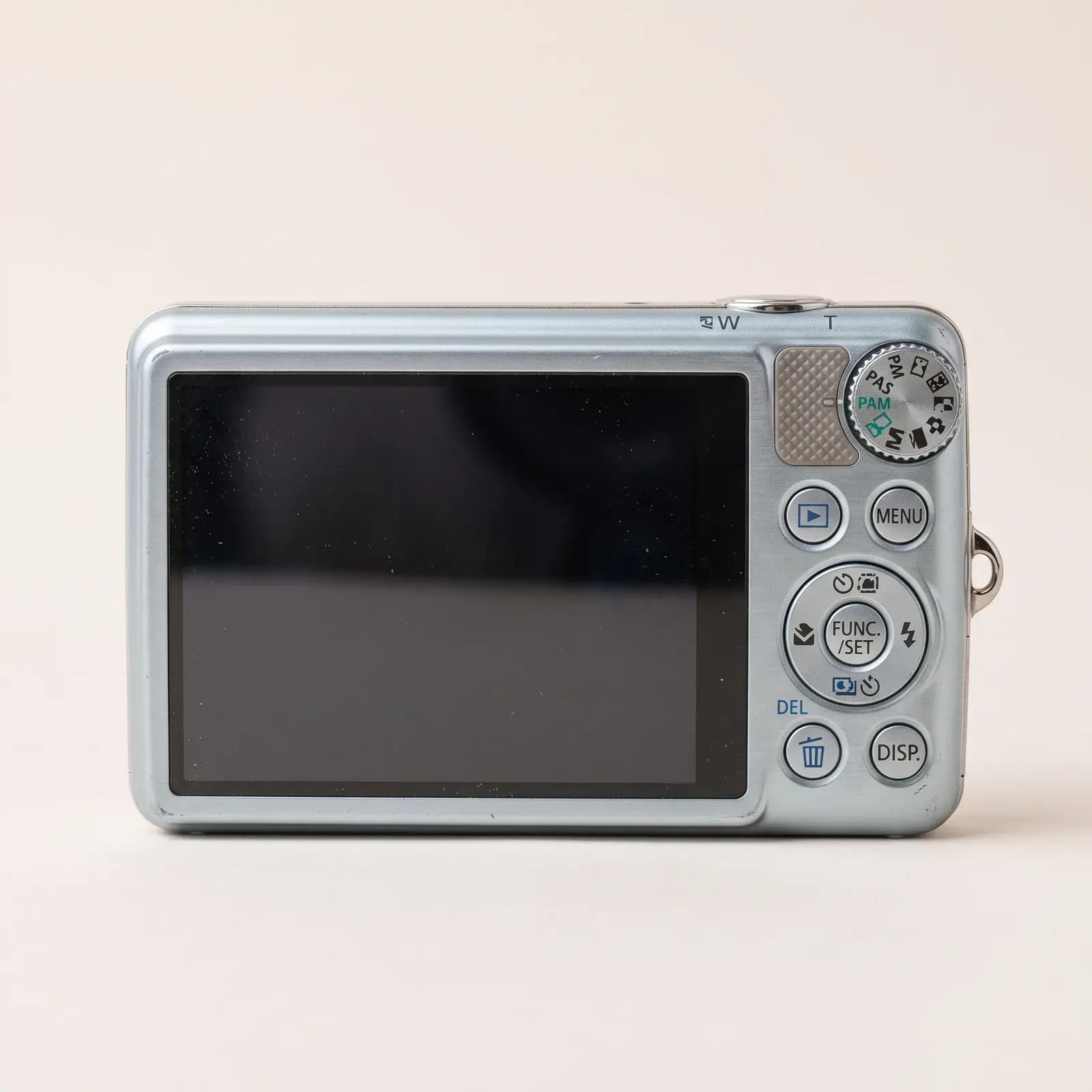 Dorso de la camara con la pantalla y los controles de navegacion